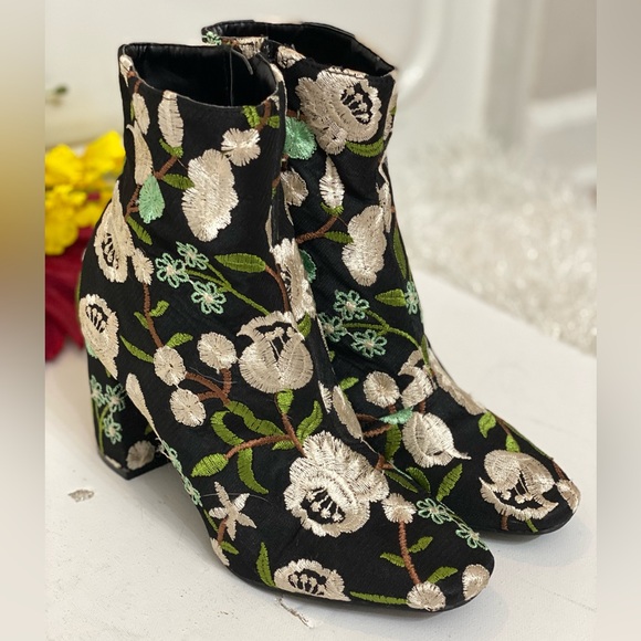 SO ME, floral heels boots, size 8.5 .ankle boots,  very elegant. Beautiful - Picture 2 of 4